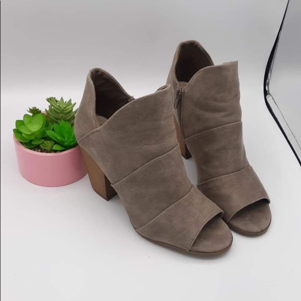 Fergalicious by Fergie mocha suede bootie size-8